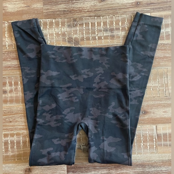 SPANX Look At Me Now Camo Seamless Leggings High Waisted Sz S - Picture 4 of 5